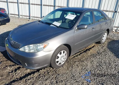 2005 Toyota Camry Le z USA, uszkodzony, nr VIN 4T1BE32KX5U523368